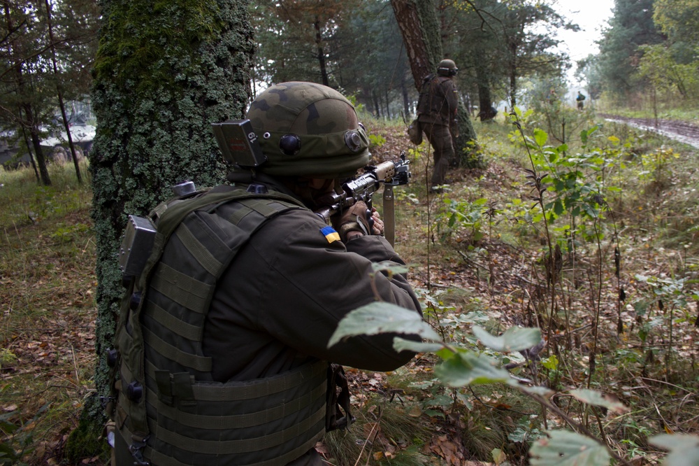 Ukrainian National Guard soldiers hold their ground