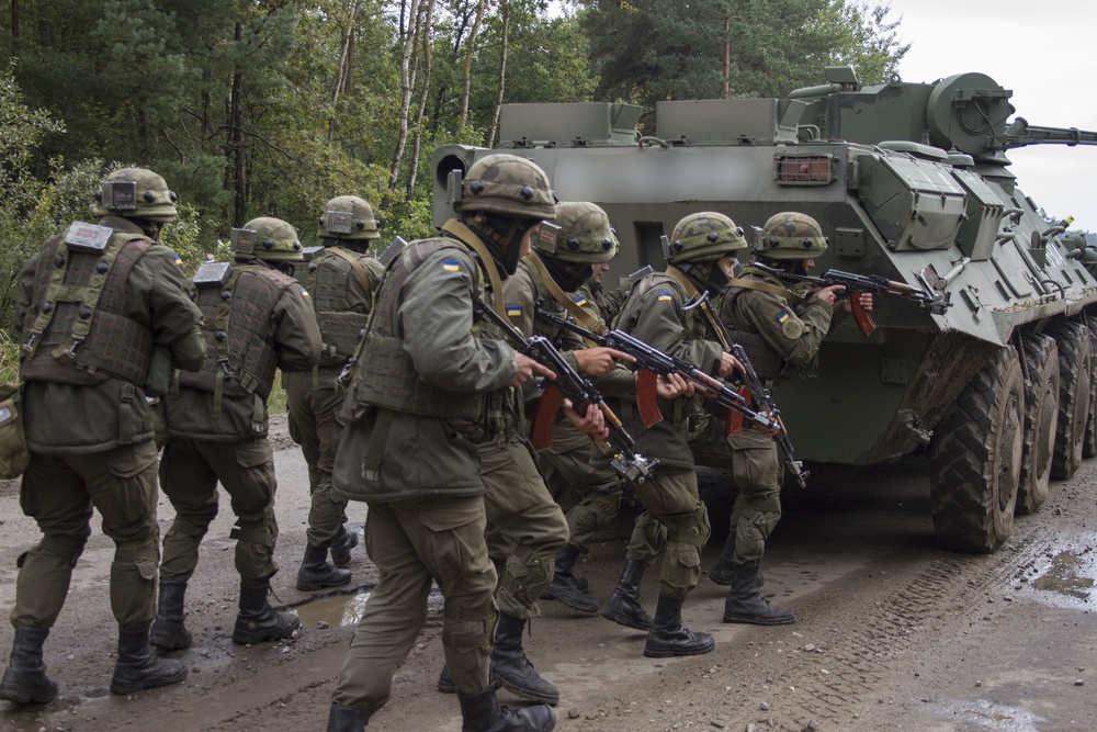 Ukrainian National Guard soldiers hold their ground