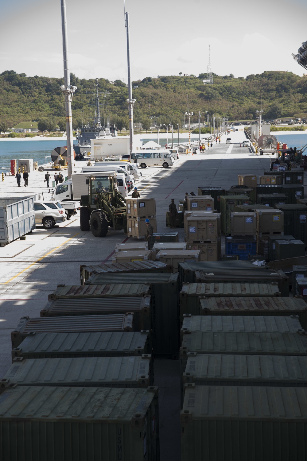 31st MEU Off-loads from USS Bonhomme Richard (LHD 6)