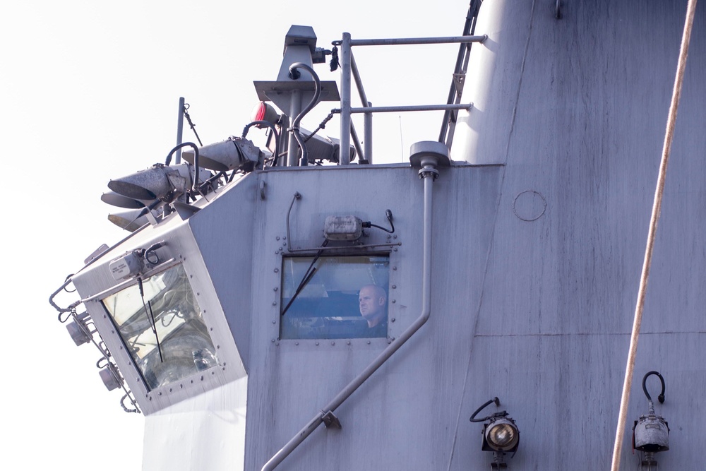 Pearl Harbor conducts LCAC recovery, flight deck operations