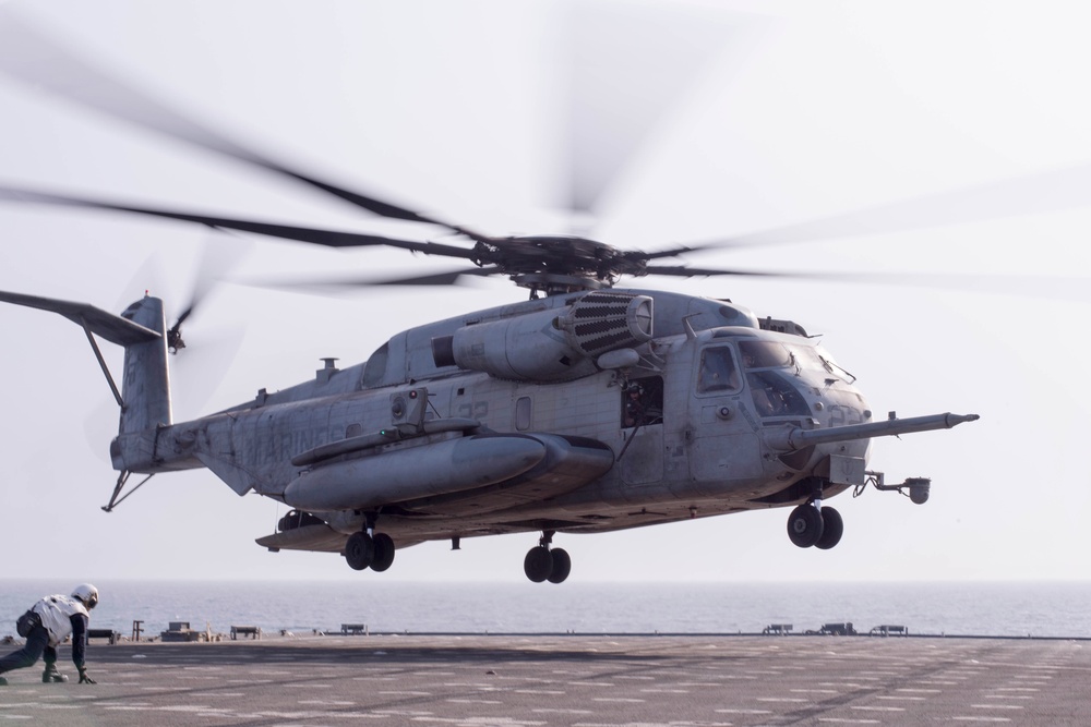 Pearl Harbor conducts LCAC recovery, flight deck operations