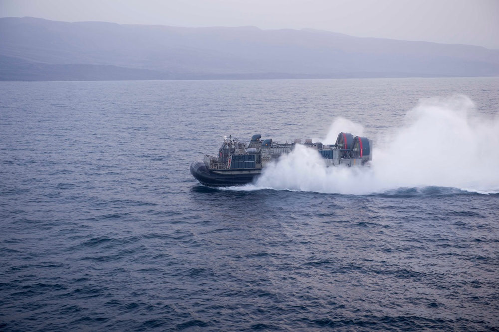 Pearl Harbor conducts LCAC recovery, flight deck operations