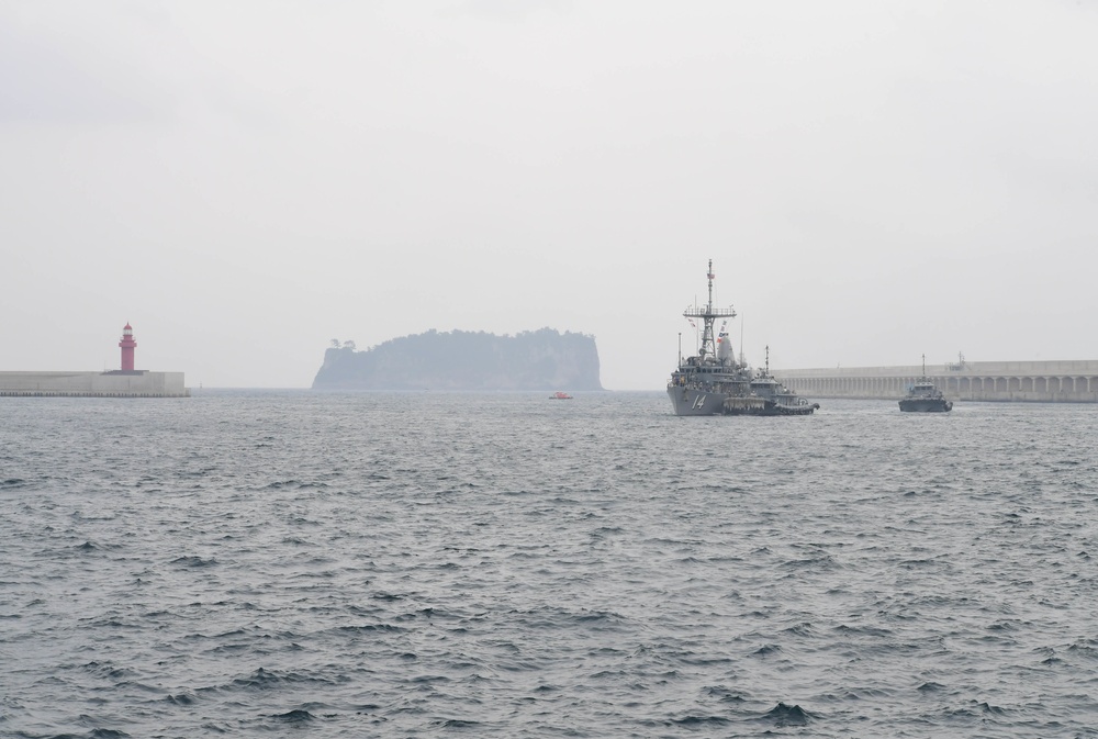 USS Chief (MCM-14) Visit to Jeju Island