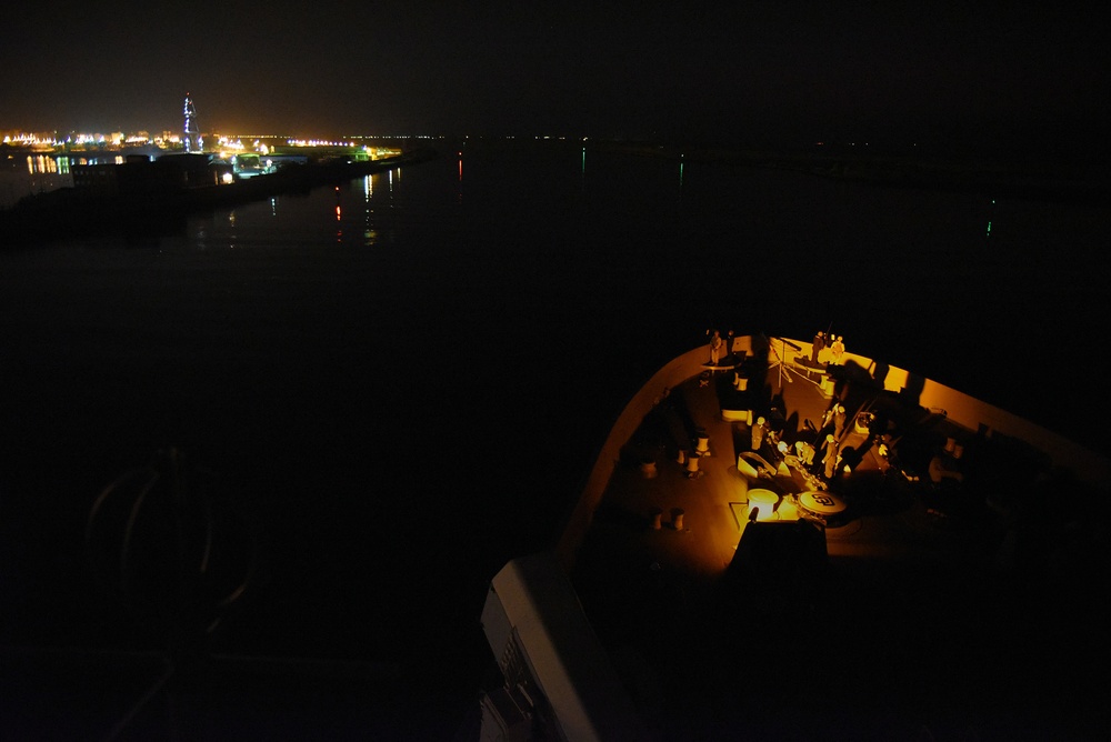 USS San Diego (LPD 22) Transits the Suez Canal