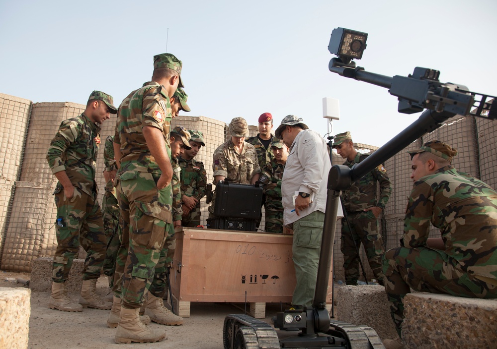 British Soldiers Train Iraqi Security Forces in Explosives Detection