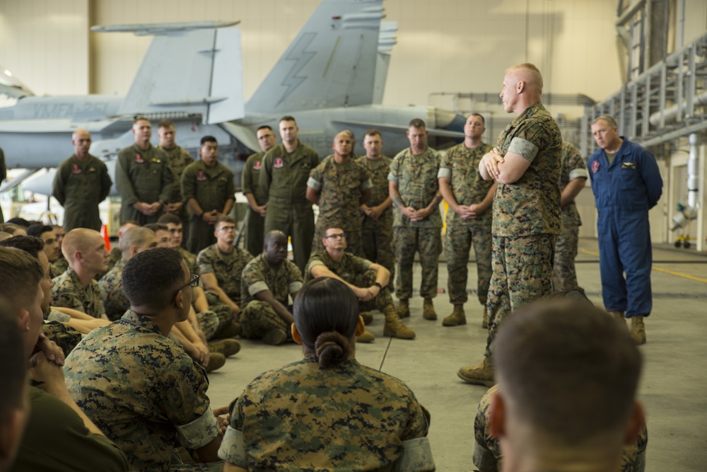 Commanding general of 1st MAW visits MCAS Iwakuni