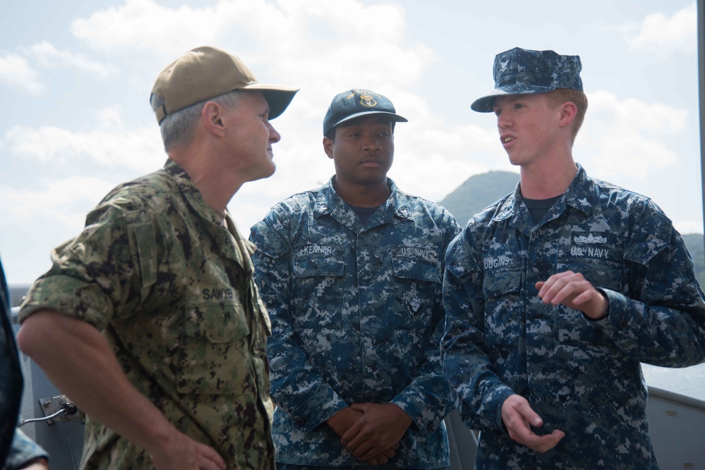 U.S. 7th Fleet Commander visits Sasebo based ships