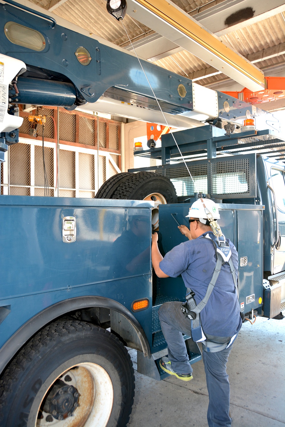 New, Mobile Fall Arrest System Improves Safety for NAVFAC Hawaii’s Transportation Personnel