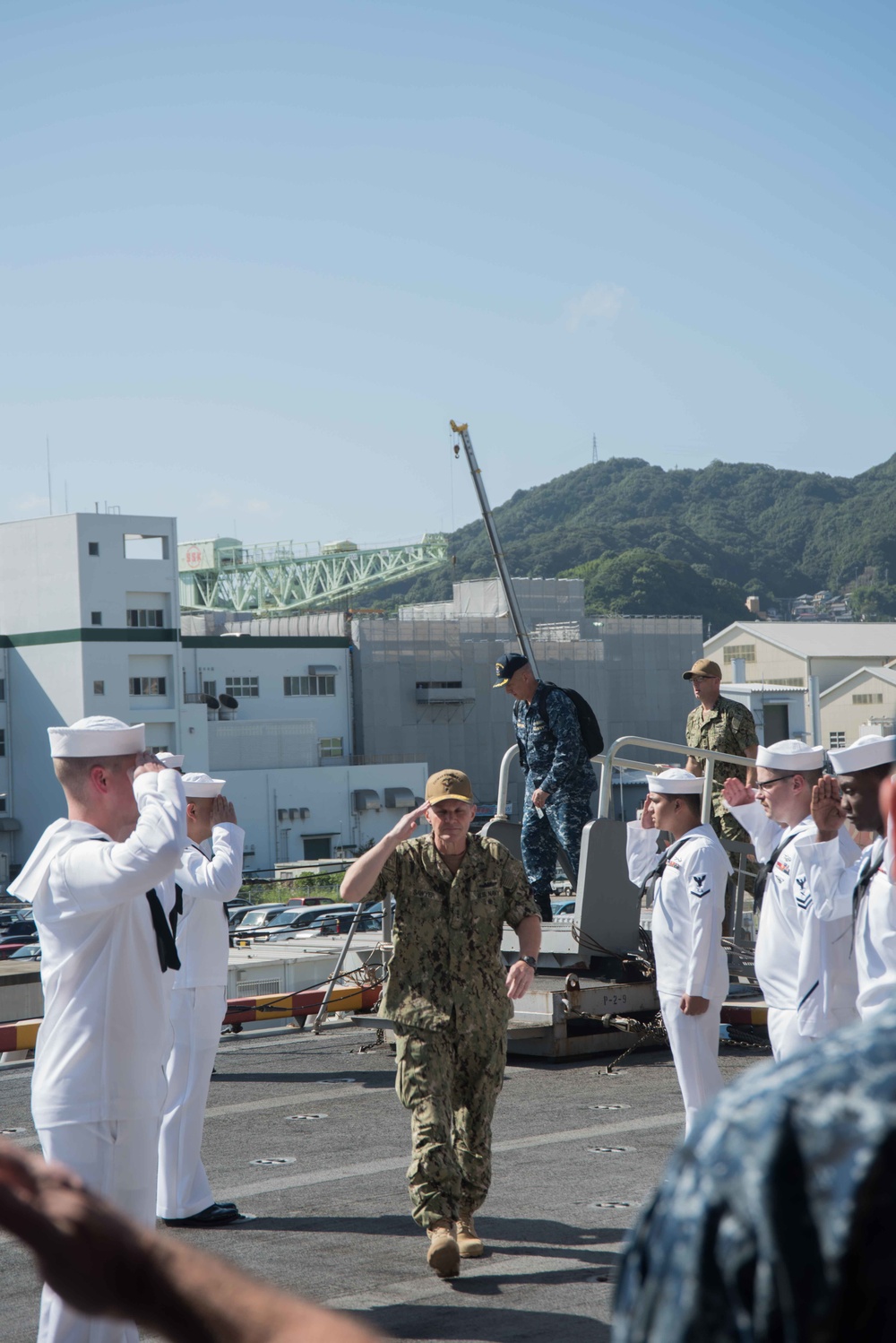 U.S. 7th Fleet Commander visits Sasebo based ships