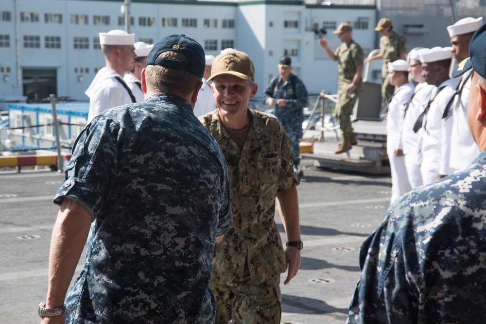 U.S. 7th Fleet Commander visits Sasebo based ships