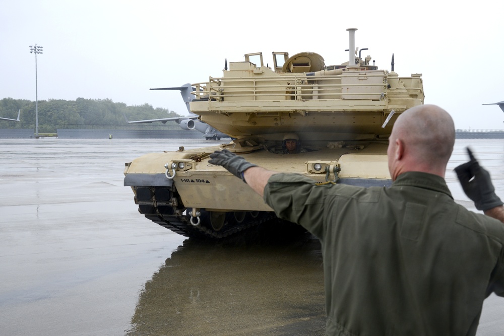 105th AW and 194th Armor Brigade airlift Abrams tank