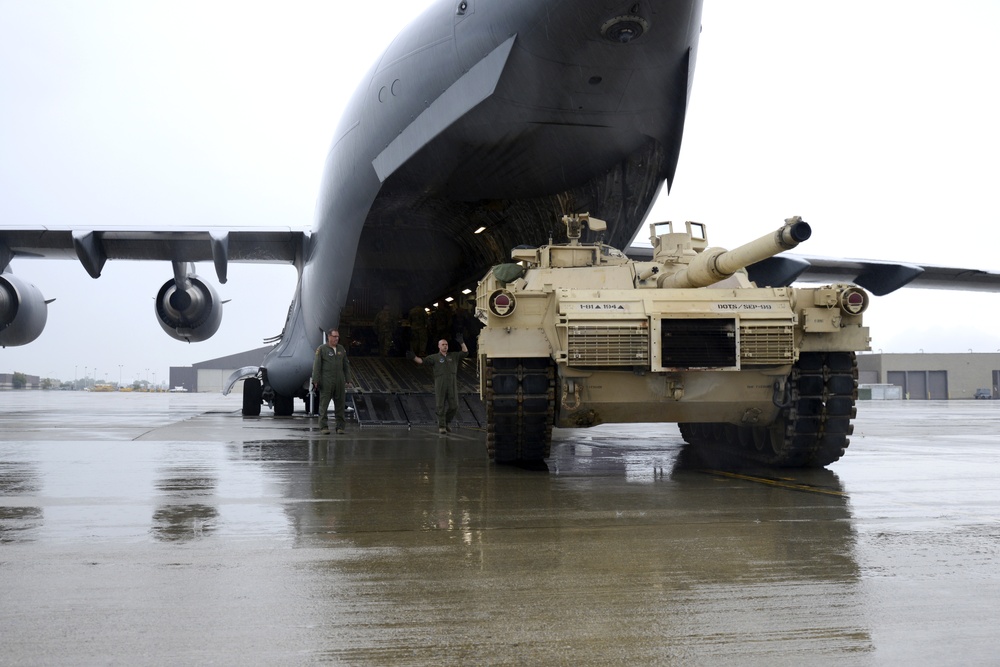 105th AW and 194th Armor Brigade airlift Abrams tank