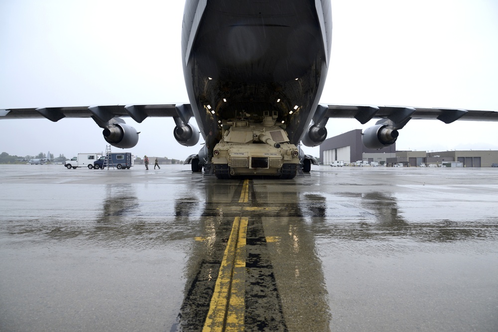 105th AW and 194th Armor Brigade airlift Abrams tank