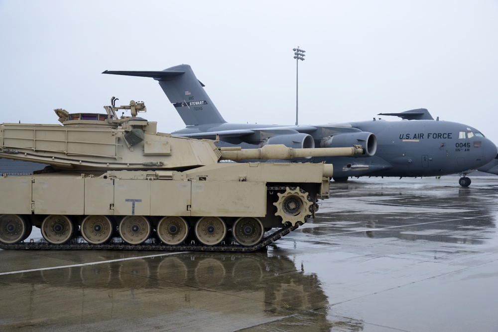 105th AW and 194th Armor Brigade airlift Abrams tank