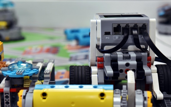 Robo bot 3 : Kids bring machines to life.