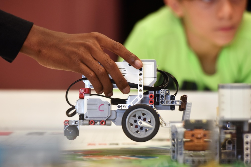 Robo bot 3 : Kids bring machines to life.