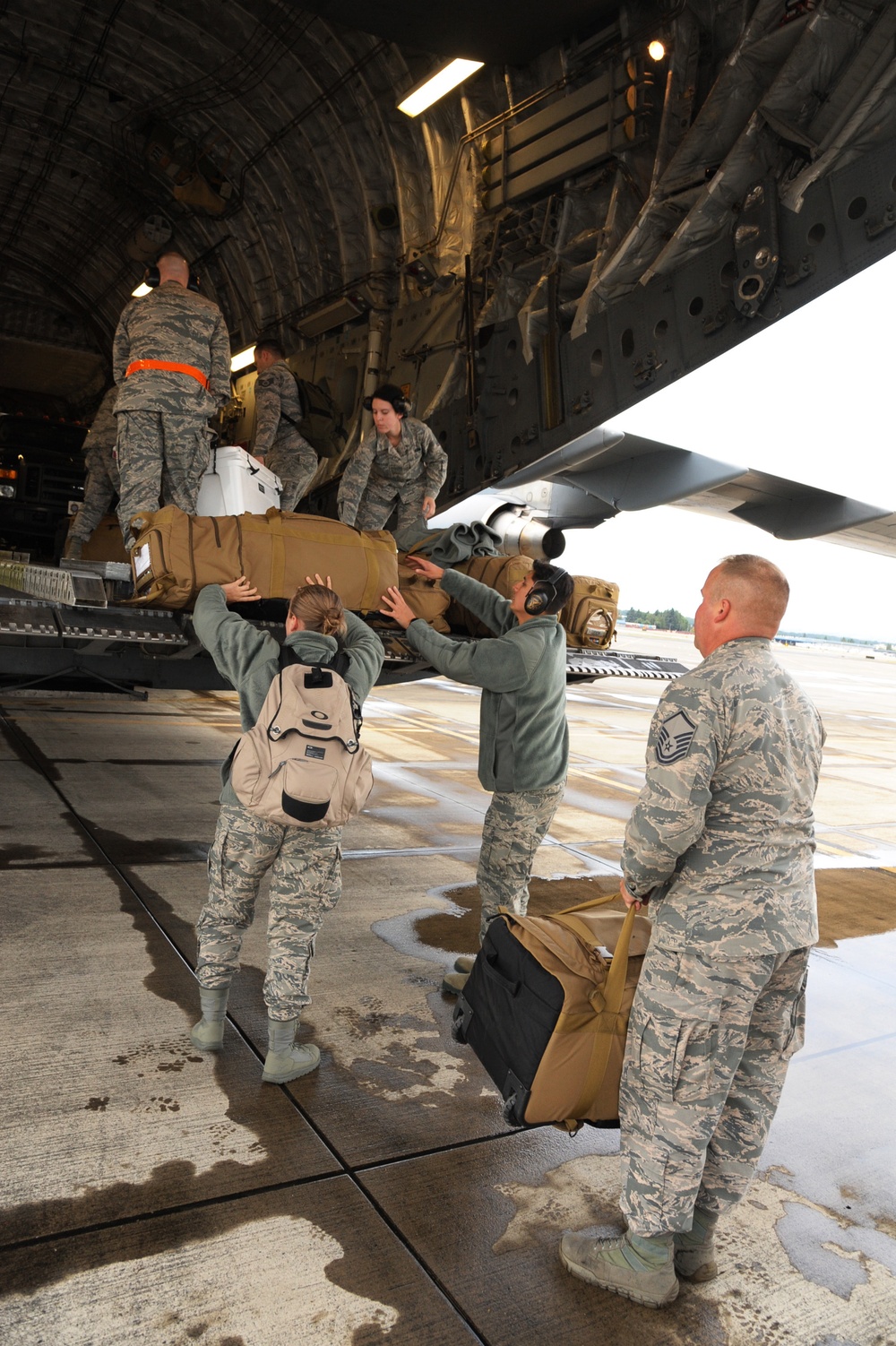Oregon Airmen deploy to Puerto Rico