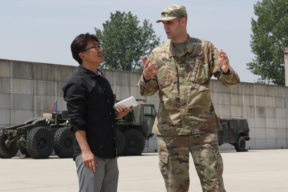 Dongjin Hwang talks with 6-52 ADA BN commander