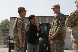 Dongjin Hwang talks with 6-52 ADA BN commander