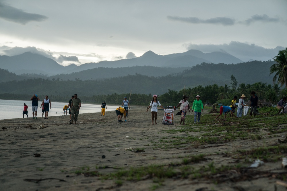 AFP, U.S., locals clean up Cuaresma Beach in the Philippines