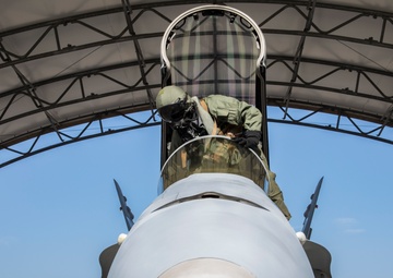 VMFA-251 pilots maintain CBRN equipment skills during training drills