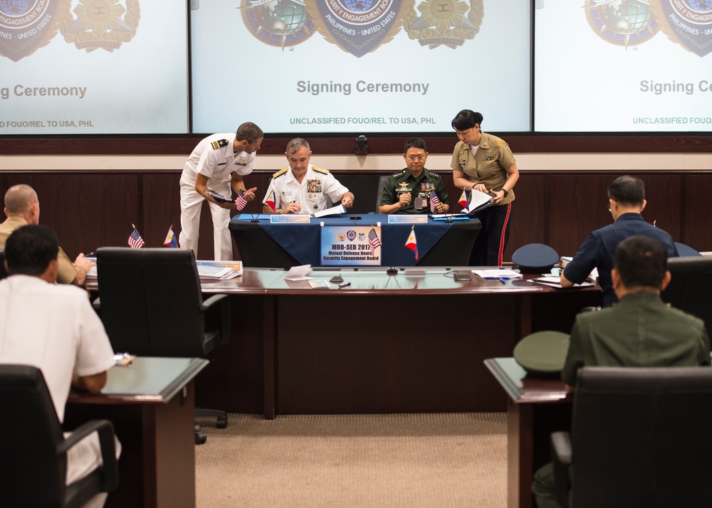 Chief of Staff, Armed Forces of the Philippines Meets with PACOM Commander