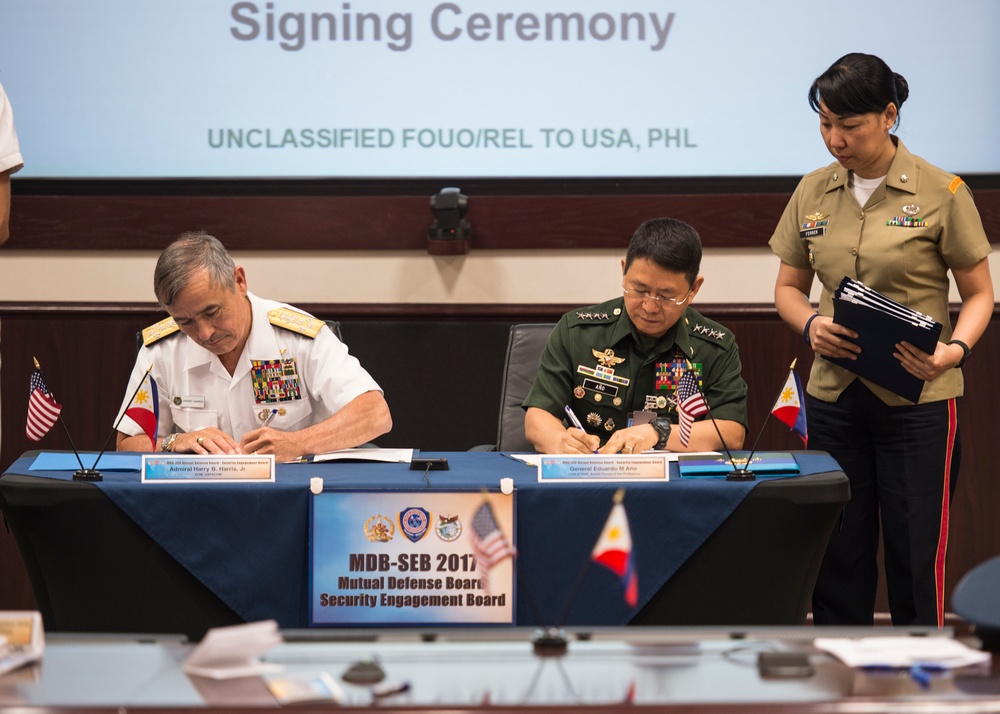Chief of Staff, Armed Forces of the Philippines Meets with PACOM Commander