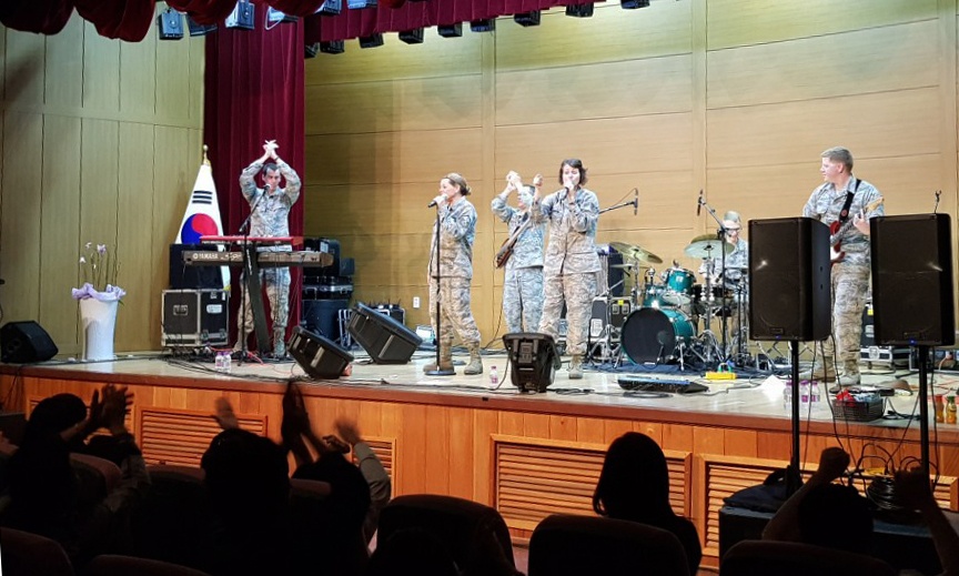 North Korean refugees enjoy PACAF Band
