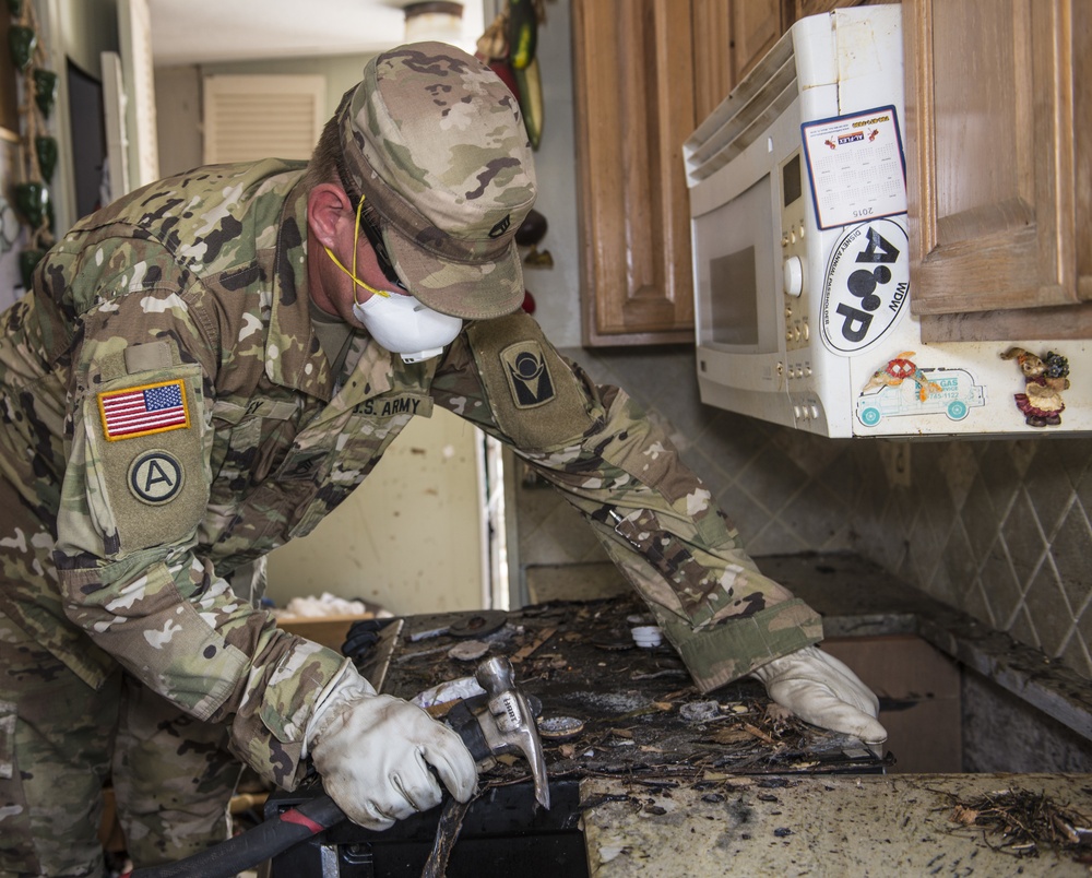 753rd Brigade Engineer Battalion clean up homes in Florida Keys