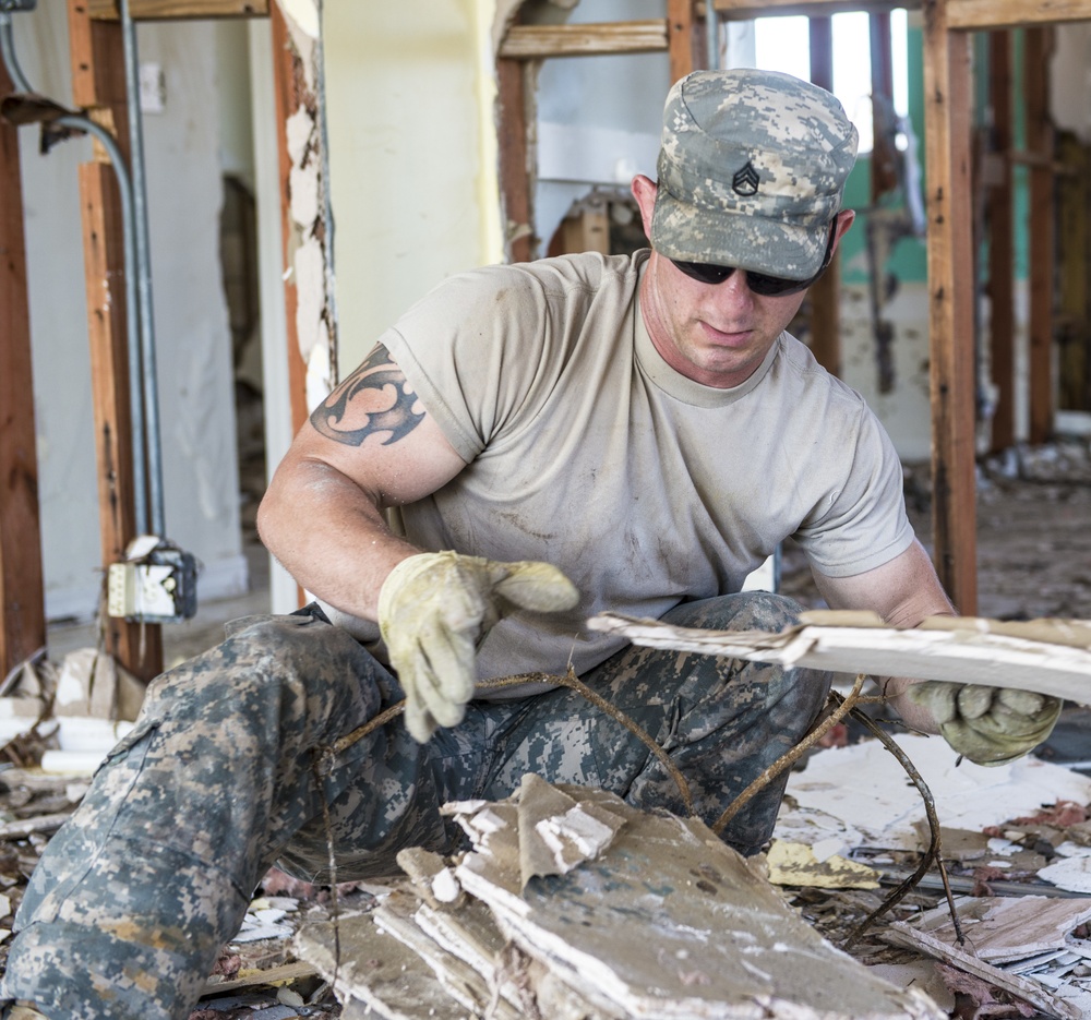 753rd Brigade Engineer Battalion clean up homes in Florida Keys