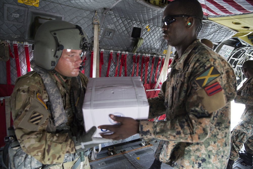 U.S., Jamaican service members deliver aid to Dominica