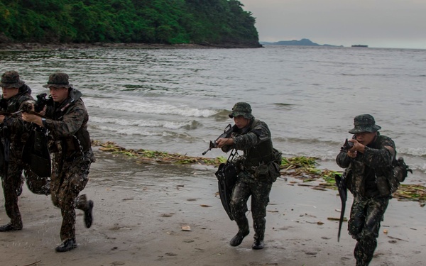 US, Philippine Marines conduct counterterrorism training in Philippines during KAMANDAG