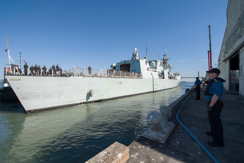 HMCS Winnipeg arrives in San Francisco for Fleet Week