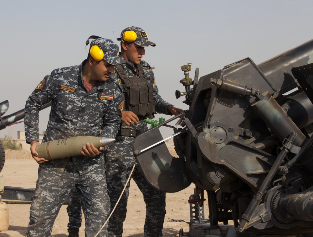 iraqi federal police load artillery