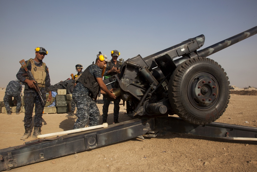 Iraqi federal police load artillery
