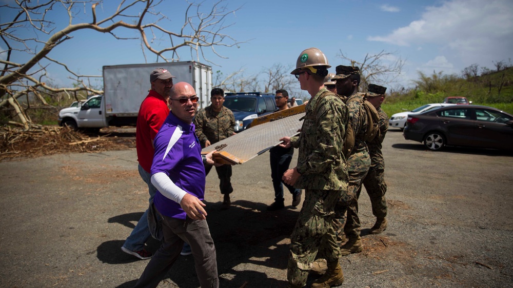 26th MEU works with local authorities, residents to assess distribution centers in Puerto Rico