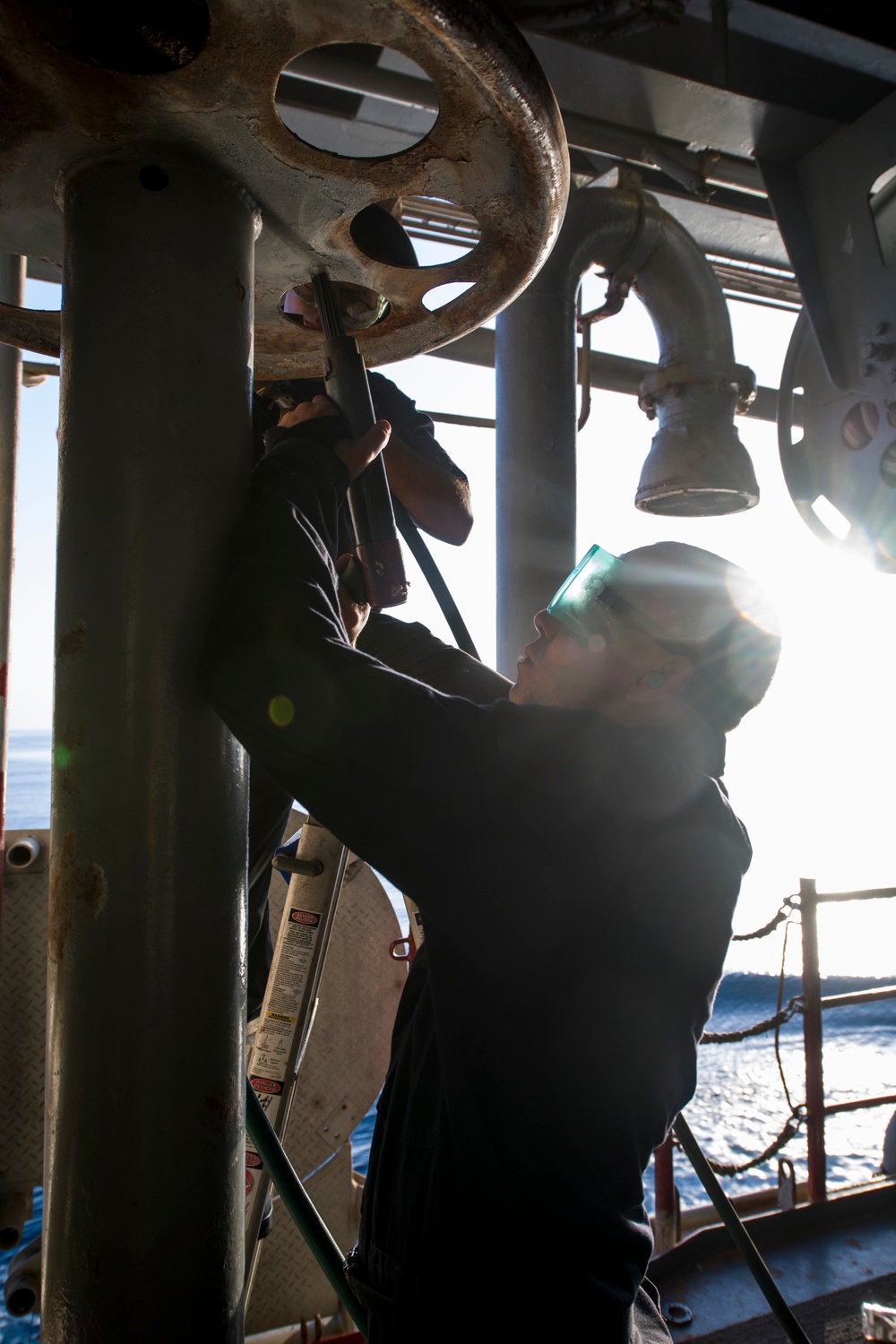 Pearl Harbor Sailors perform deck preservation