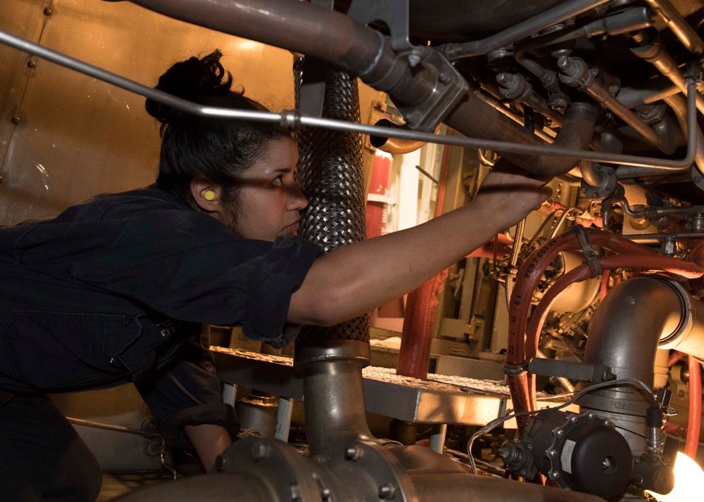 USS Lake Erie (CG 70) GSE completes maintenance on engine