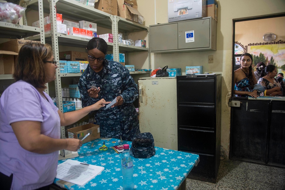 SPS 17 Navy Medical Professionals Help Patients at Guatemalan Ministry of Health