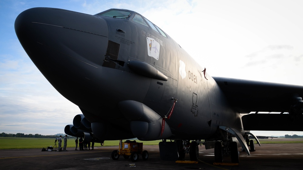 96th AMU repairs B-52 power generator