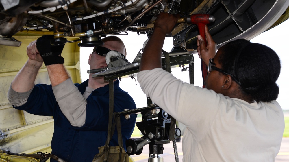 96th AMU repairs B-52 power generator