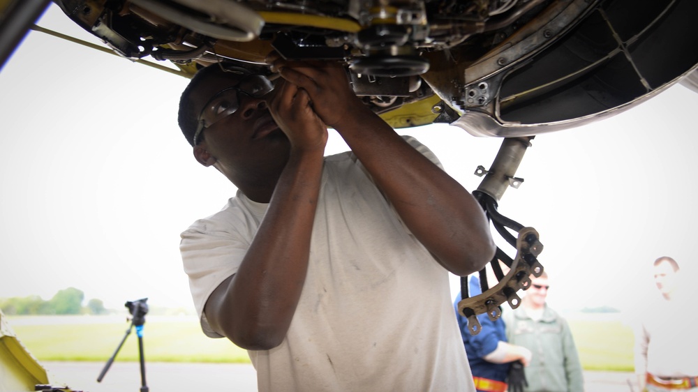 96th AMU repairs B-52 power generator