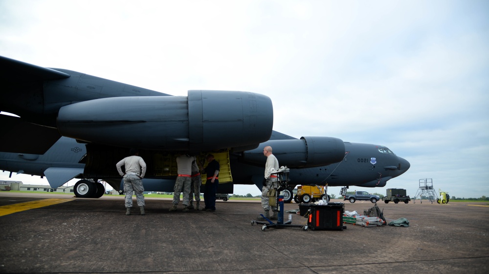 96th AMU repairs B-52 power generator