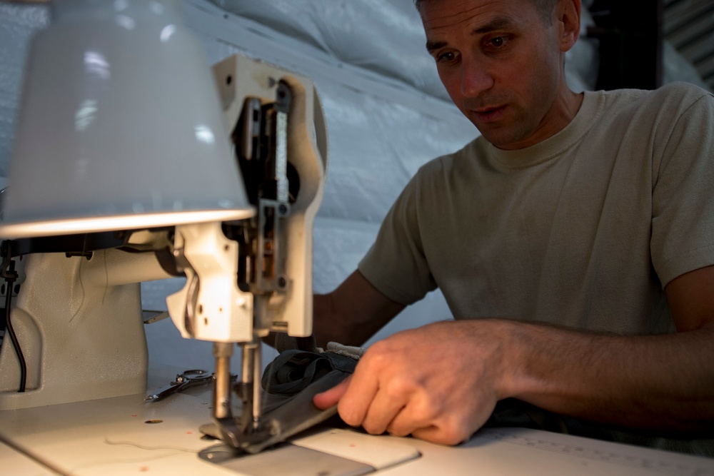 Airmen ‘rig’ parachute game