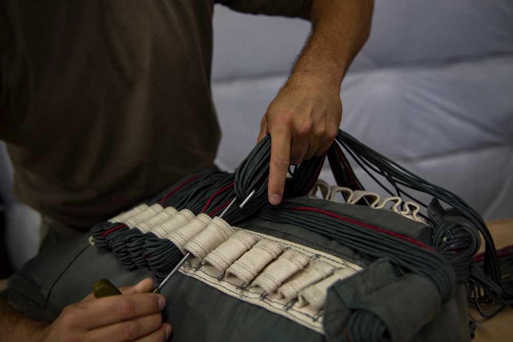 Airmen ‘rig’ parachute game