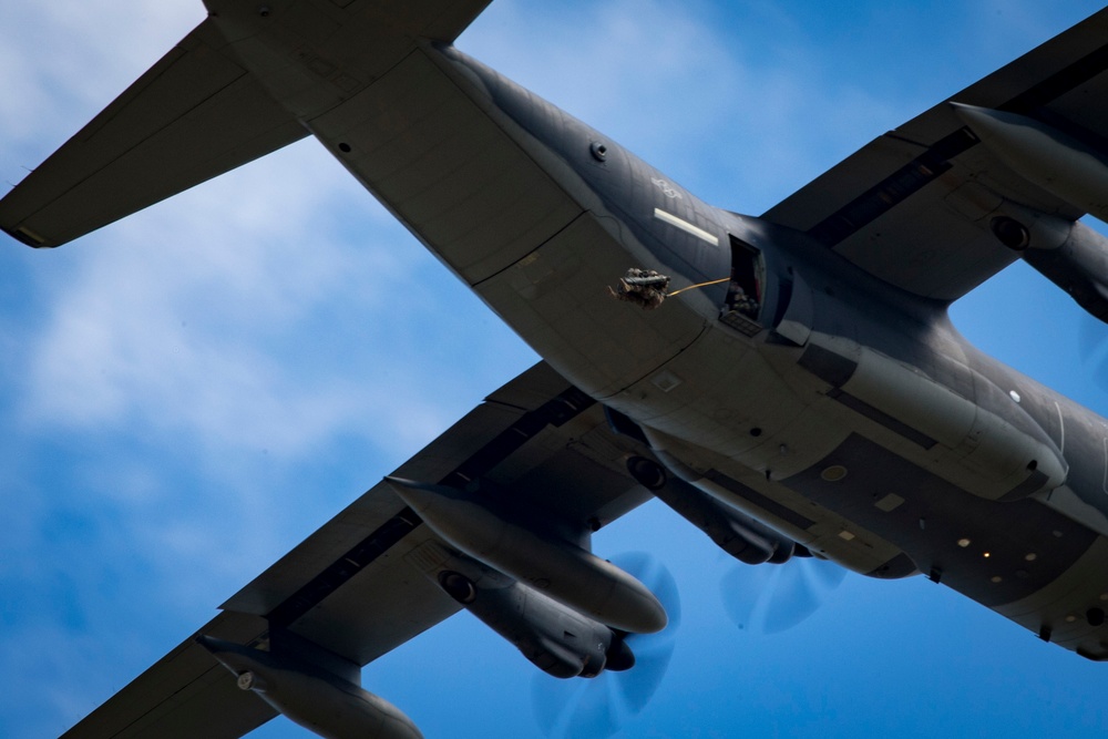 Airmen ‘rig’ parachute game