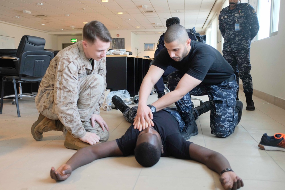 U.S. Marines, Kuwaiti Ministry of Interior practice lifesaving medical care