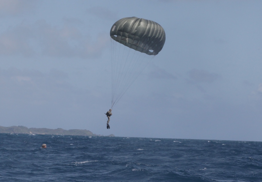 3rd Reconnaissance Marines Conduct Parachute Water Operations