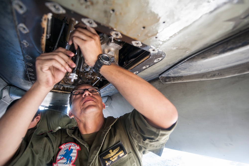 USS America Marines conduct maintenance