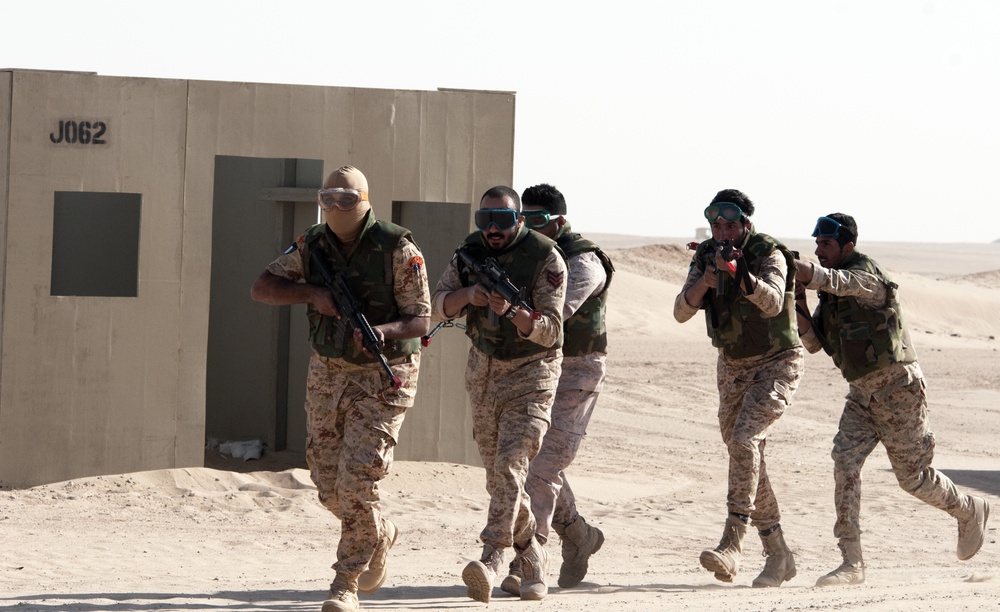 Kuwait Soldiers clear mock village with U.S. Soldiers